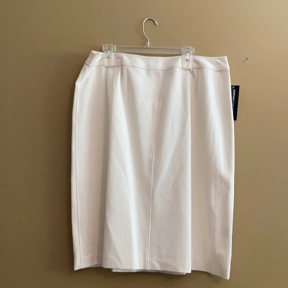 18W WINTER WHITE NWT SKIRT